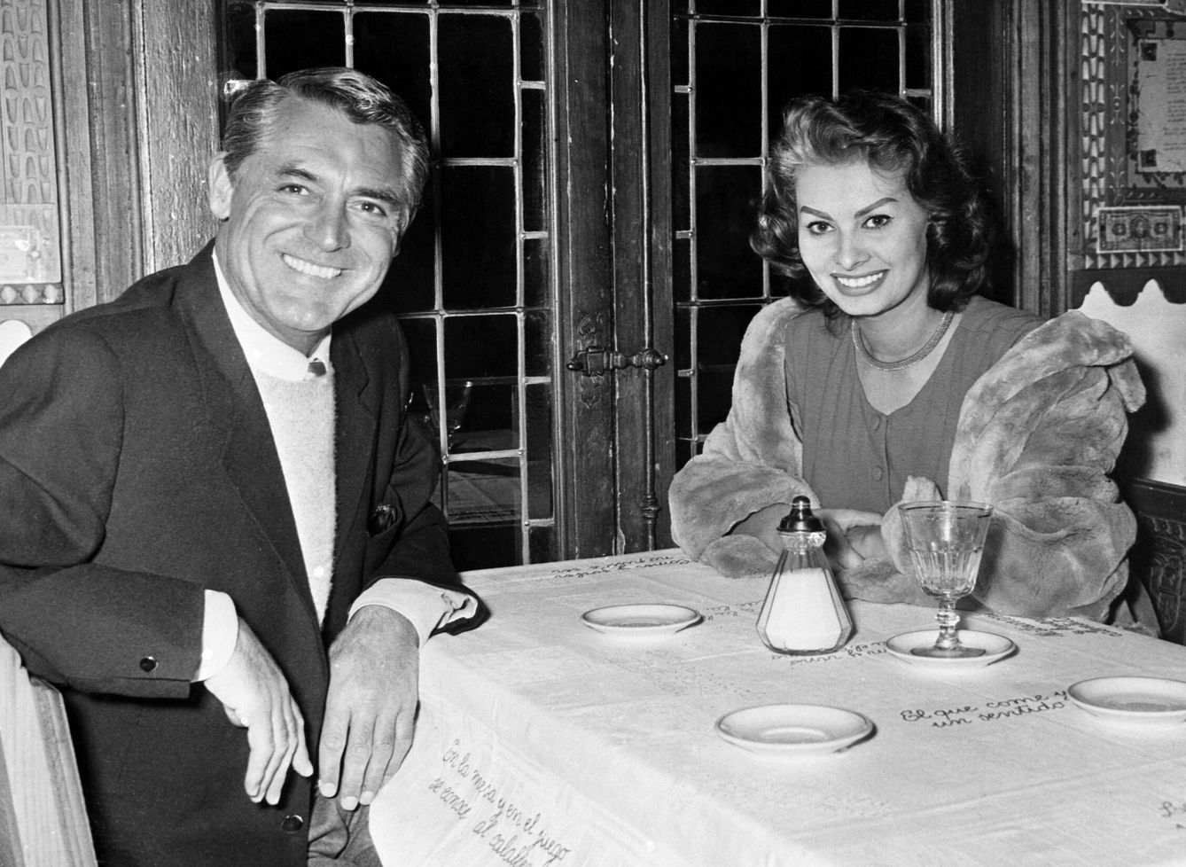 Cary Grant y Sophia Loren comiendo en un restaurante de Segovia durante el rodaje de 'Orgullo y Pasión'.(CP)