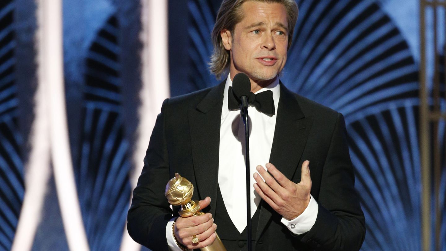 Brad Pitt recoge su Globo de Oro. (Reuters)