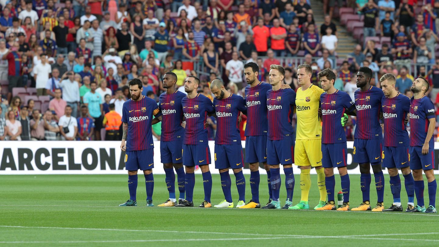 Minuto de silencio durante el partido de Liga Barcelona - Betis (REUTERS)