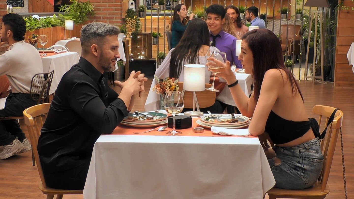 Germán y Elena se conocen en 'First Dates'. (Mediaset)