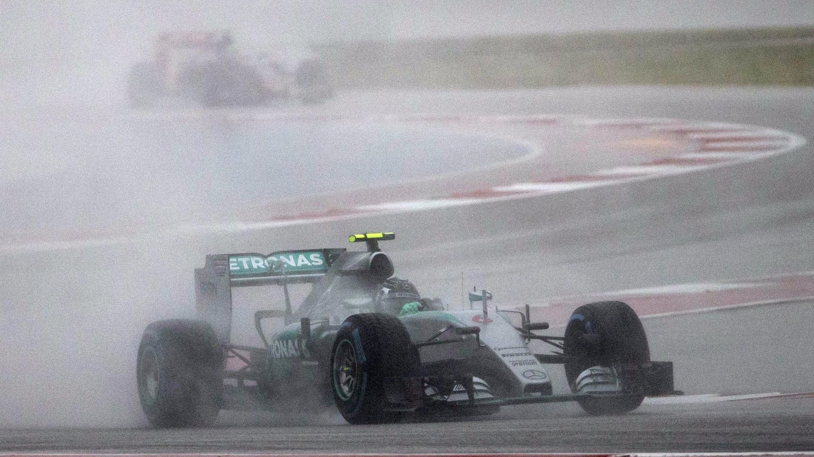 Foto: Rosberg con los neumáticos de lluvia esta temporada (Reuters)