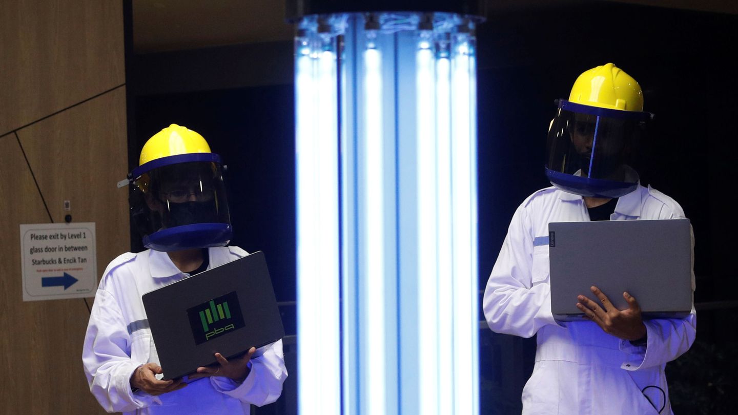 Probando un robot desinfectante que monta varias lámparas con luz UV. (Reuters)