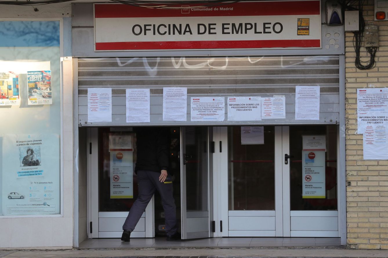 Oficina de empleo cerrada durante el estado de alarma. (EFE)
