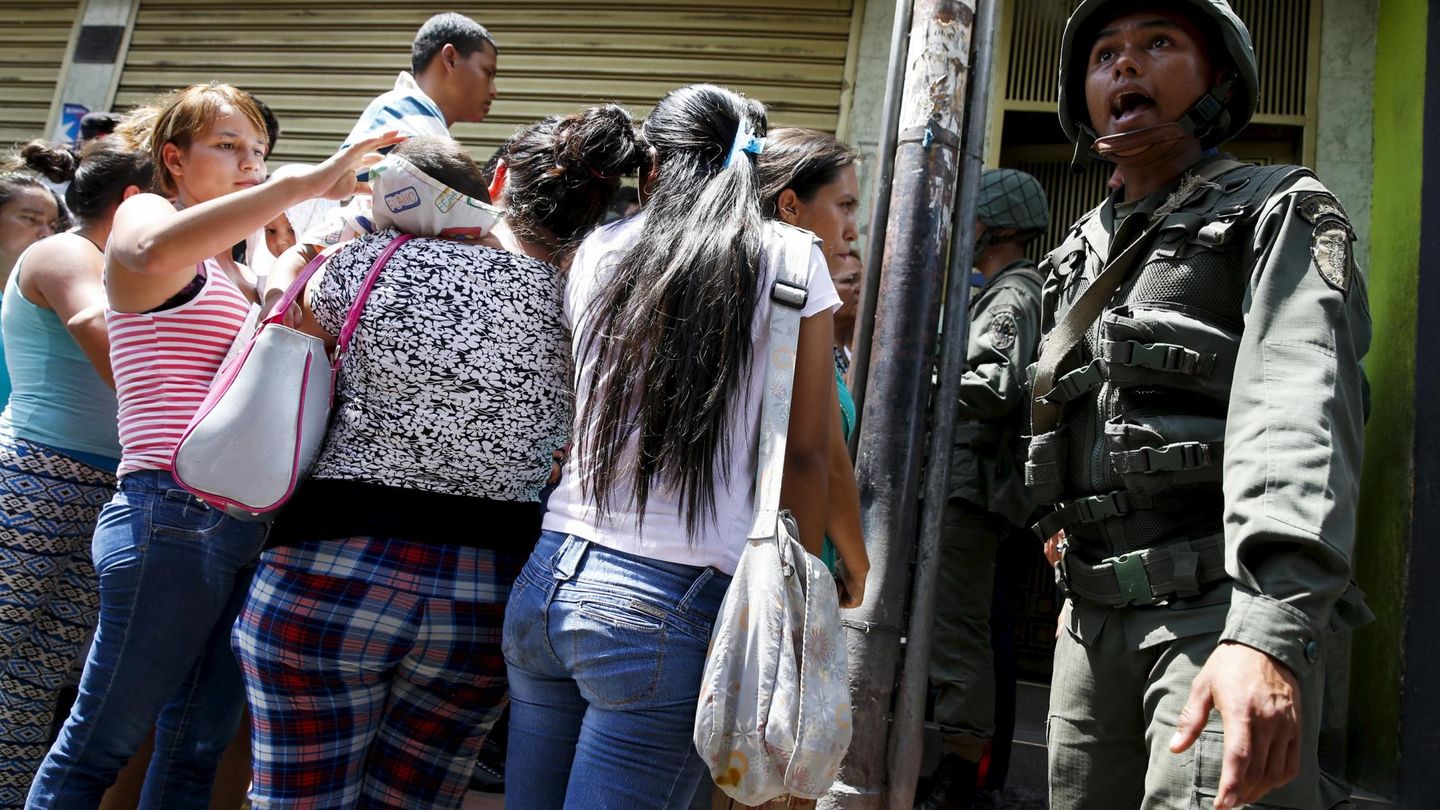 Soldados venezolanos intentan controlar a un grupo de gente que hace fila frente a un supermercado en San Antonio, en la frontera con Colombia, en agosto de 2015 (Reuters)
