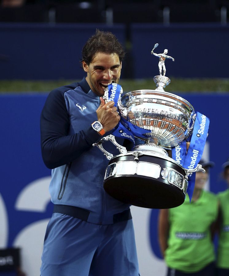 Foto: Rafael Nadal, con el trofeo del Barcelona Open Banc Sabadell Trofeo Conde de Godó. (EFE/Toni Albir)