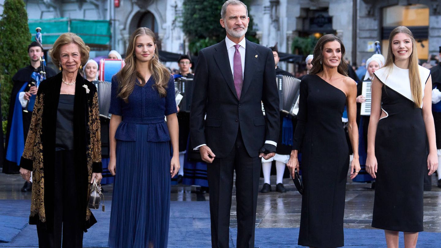 Los Reyes, la princesa Leonor, la infanta Sofía y la Reina emérita, en los Premios Princesa de Asturias. (LP)