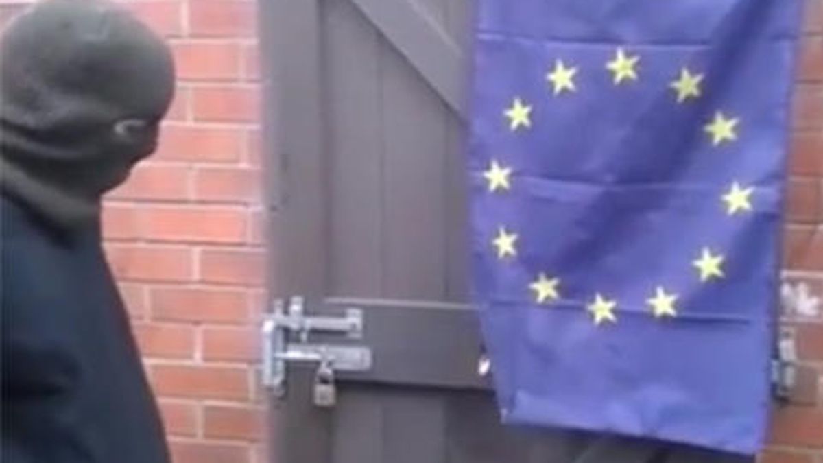 El manifestante más torpe del mundo intenta quemar una bandera de la UE