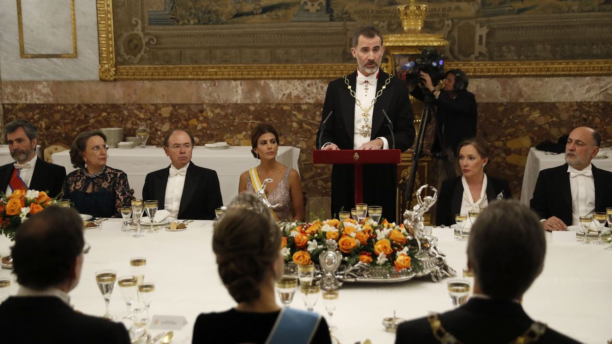 La plana política, empresarial... y Carmena arropan a los Reyes y Macri en Palacio Real