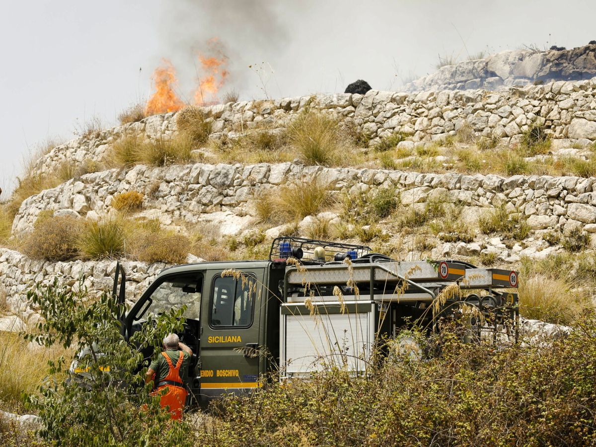 Foto: Imagen de un incendio en Sicilia (Italia). (EFE/Francesco Ruta)