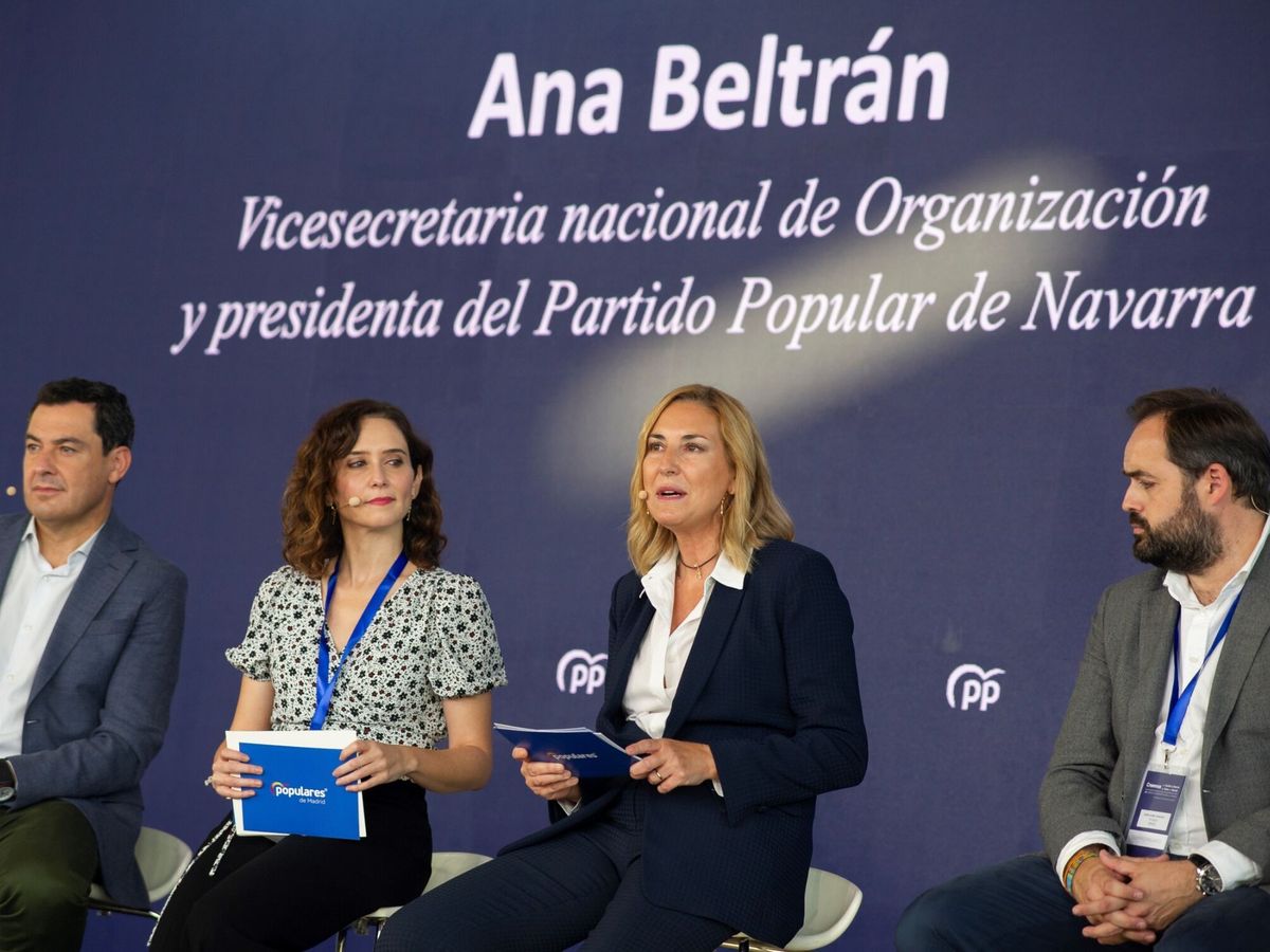 Foto: Ayuso, junto a Juanma Moreno a su izquierda, y a su derecha, Ana Beltrán y Paco Núñez. (EFE/Jesus Monroy)