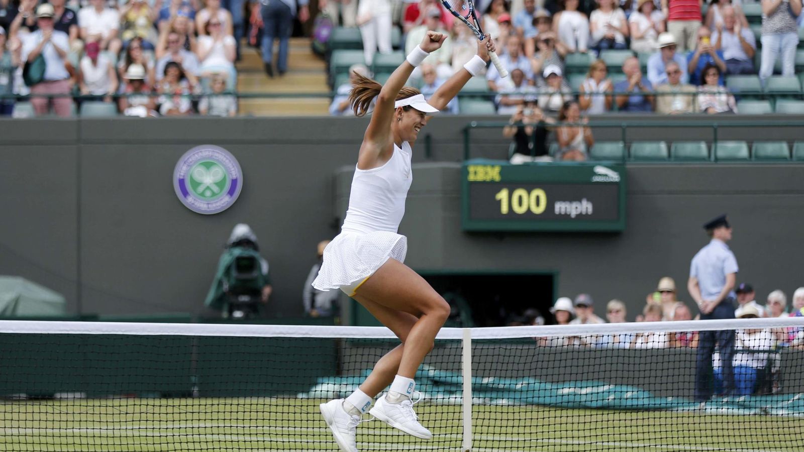 Foto: Garbiñe celebra, a saltos, su pase a las semifinales de Wimbledon. (Reuters)