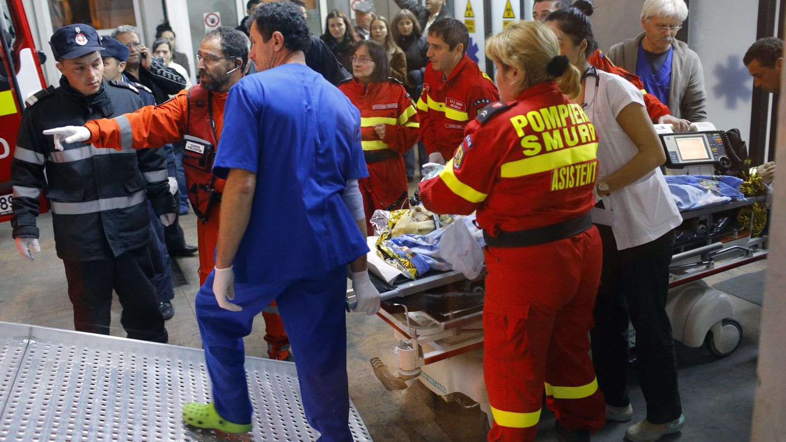 Foto: Servicios de emergencia antienden tras el indendio de una discoteca en Bucarest. (EFE)