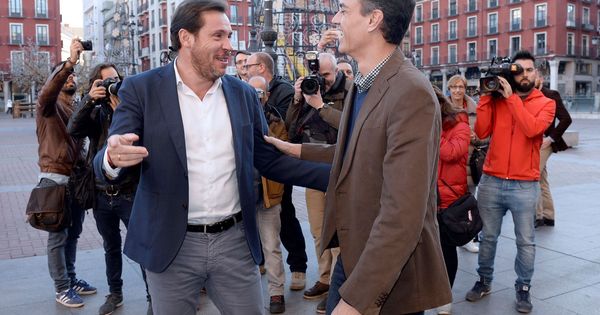 Foto: Pedro Sánchez saluda al alcalde de Valladolid y portavoz de la ejecutiva federal, Óscar Puente, este 16 de noviembre en la capital castellanoleonesa. (EFE)