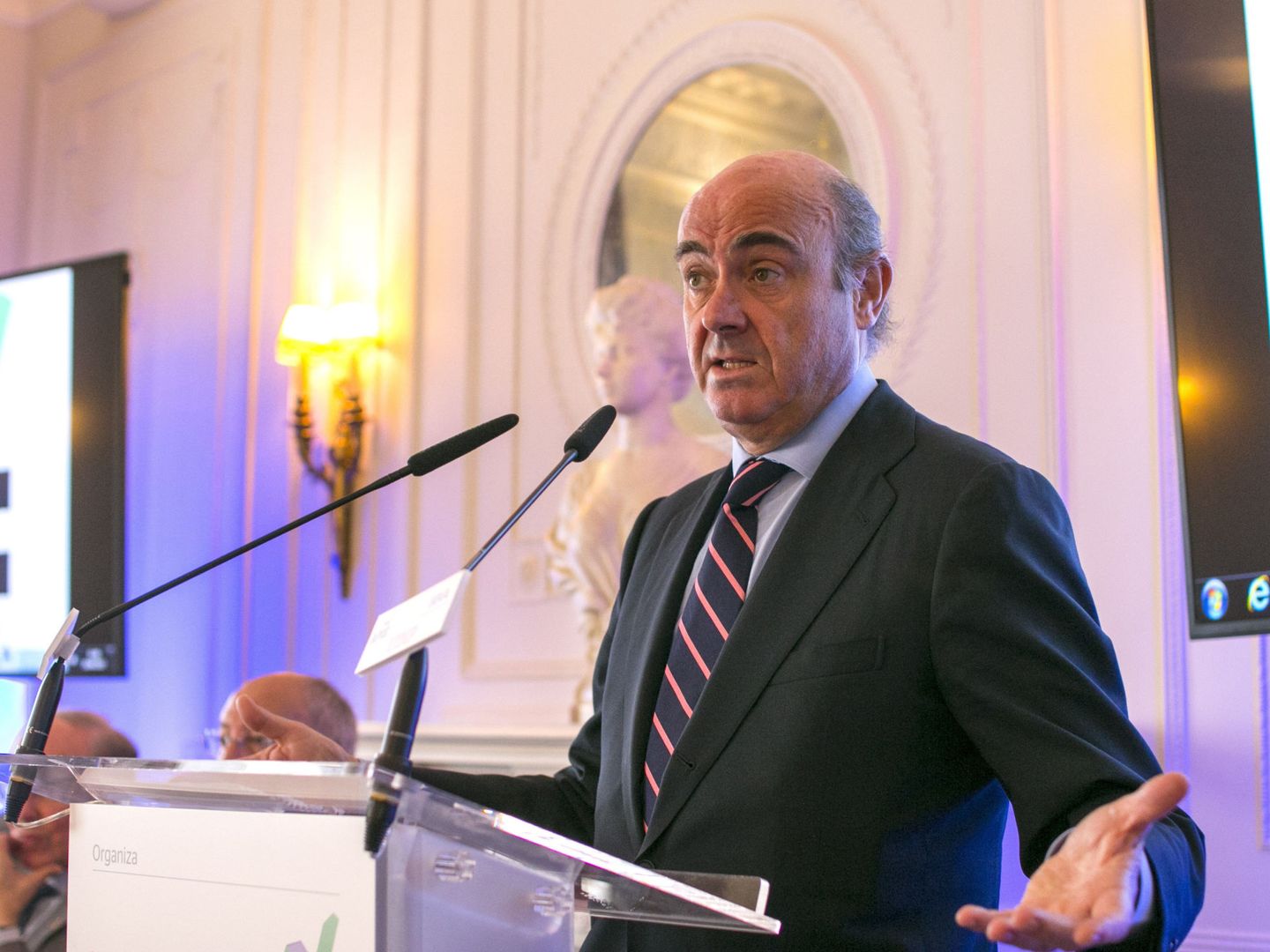 El ministro de Economía, Luis de Guindos, durante su intervención en el curso de la APIE. (EFE)