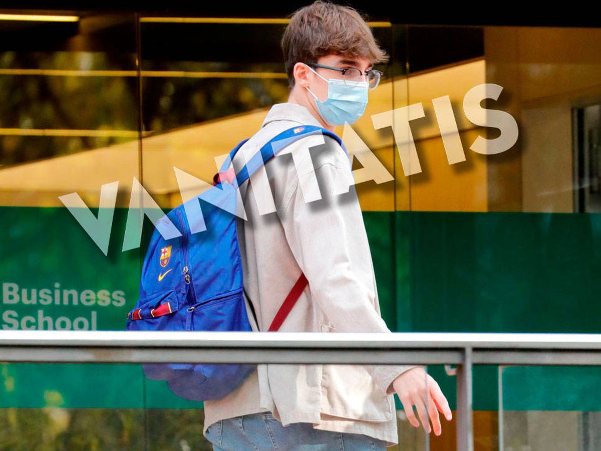 Foto: Pablo Urdangarin, a las puertas de su universidad con la mochila del Barça. (Ram Press)