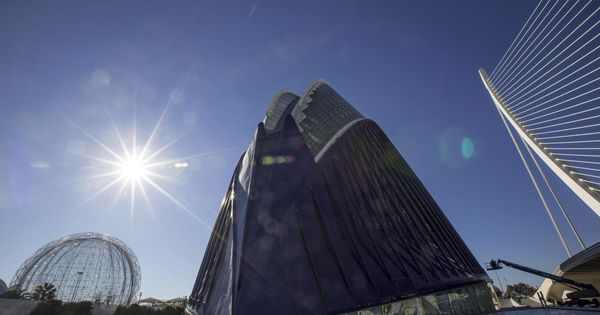Foto: El Ágora de Valencia, ahora vacío, albergará un CaixaForum. (EFE)