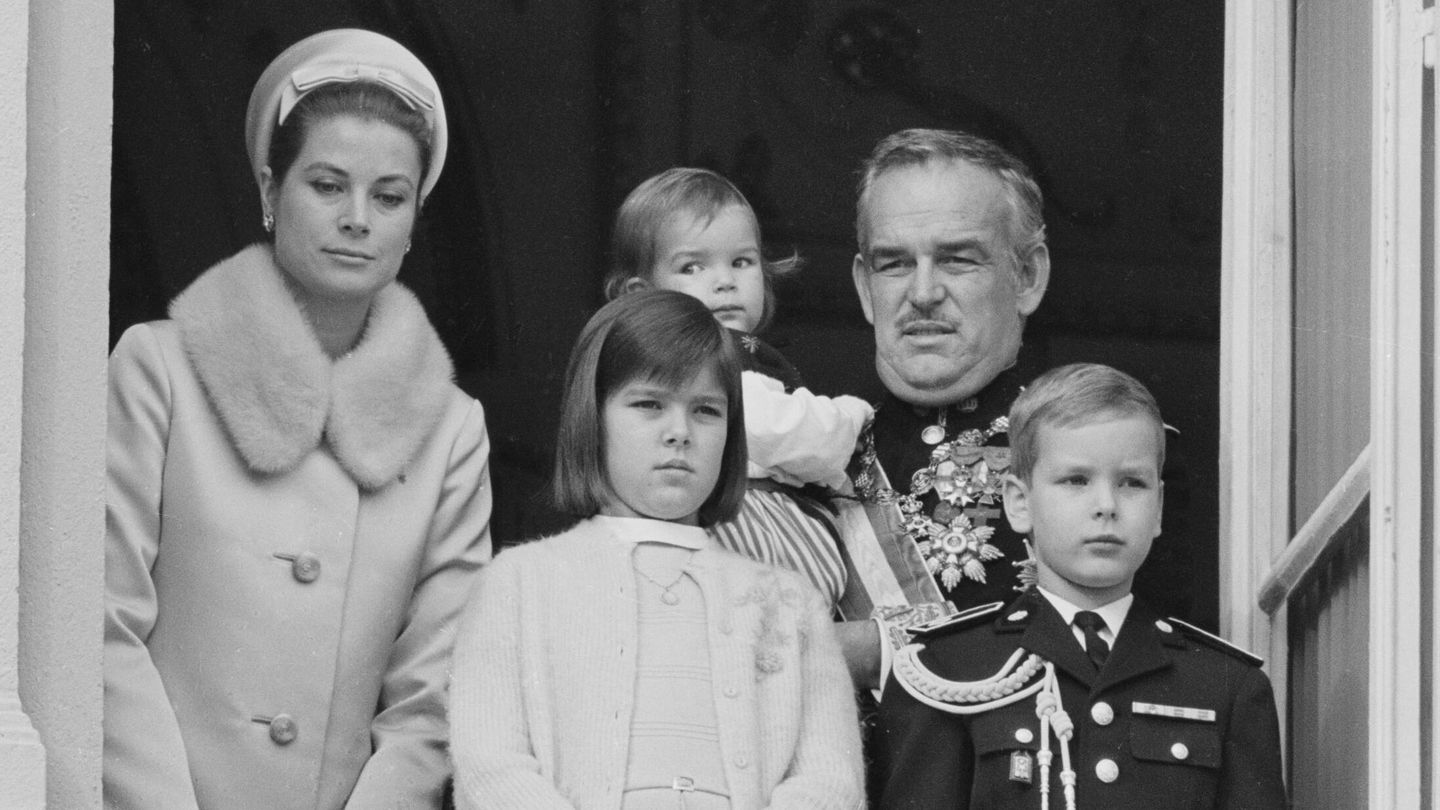  Rainiero y Grace, con sus tres hijos en la Fiesta Nacional de 1966. (Getty)