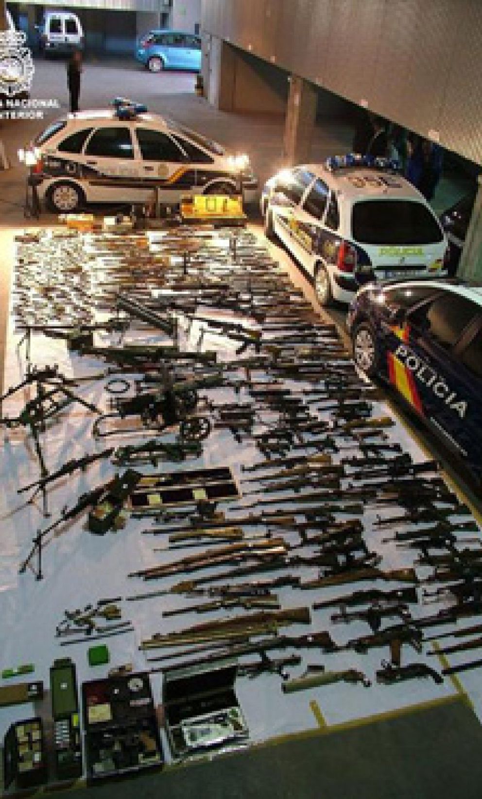 Foto: La Policía requisa cientos de armas listas para utilizar y detiene a 5 personas por tráfico