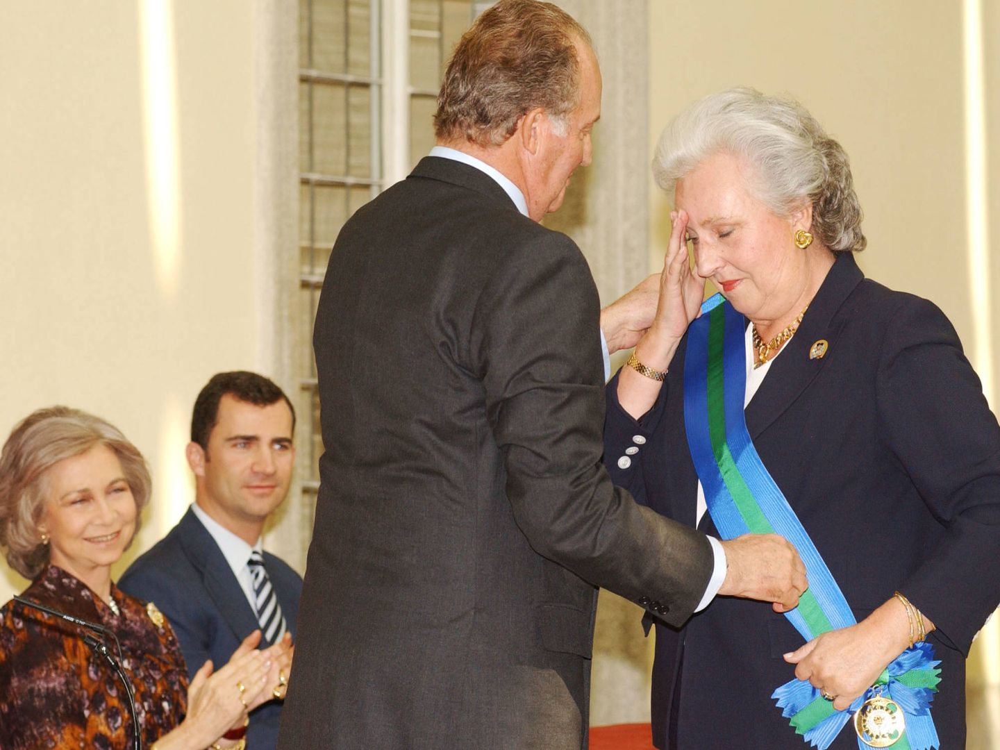 La infanta Pilar recibe un reconocimiento de manos del rey Juan Carlos, en 2003. (Getty)