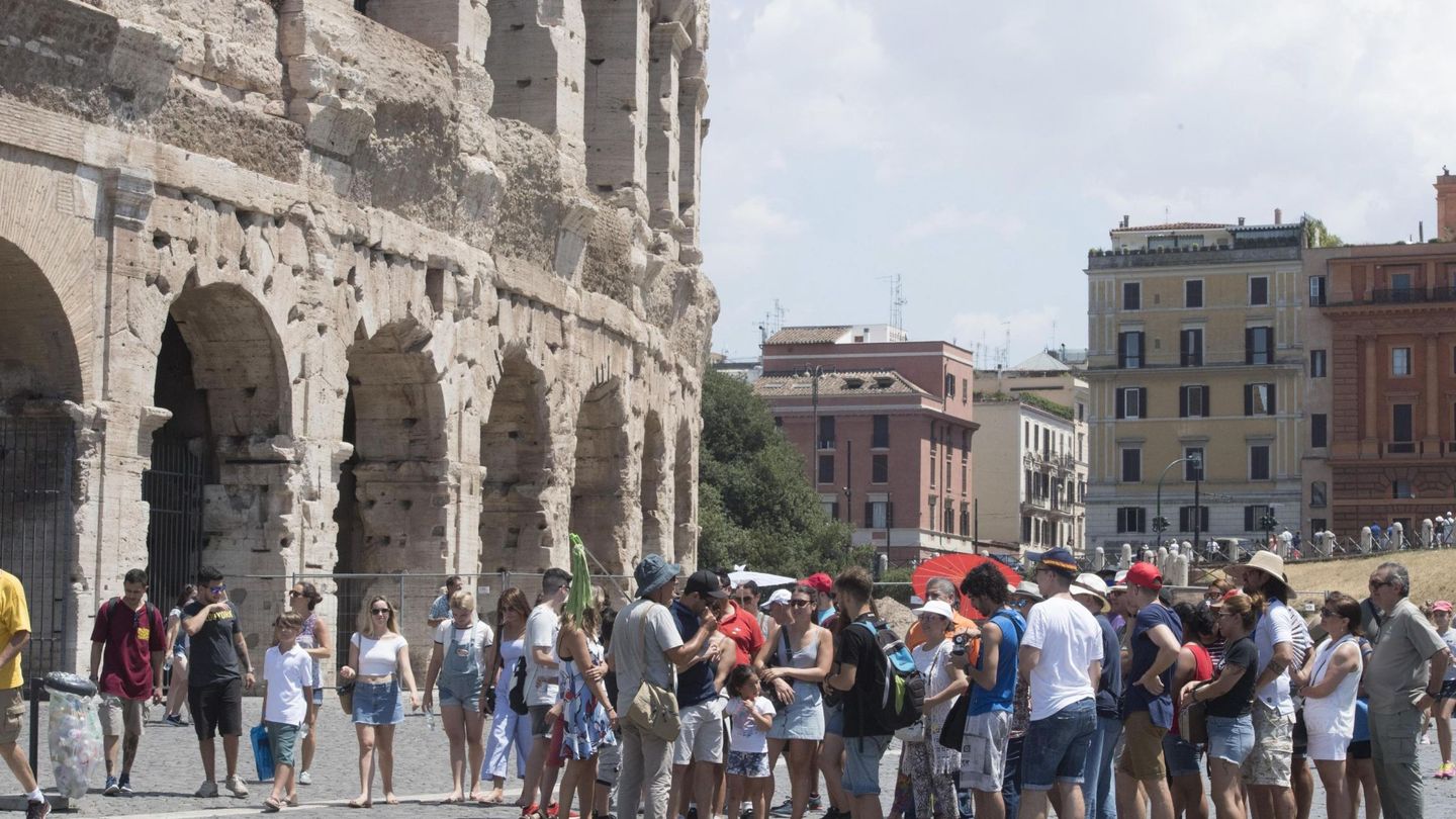 Turistas visitando el Coliseo. (EFE)
