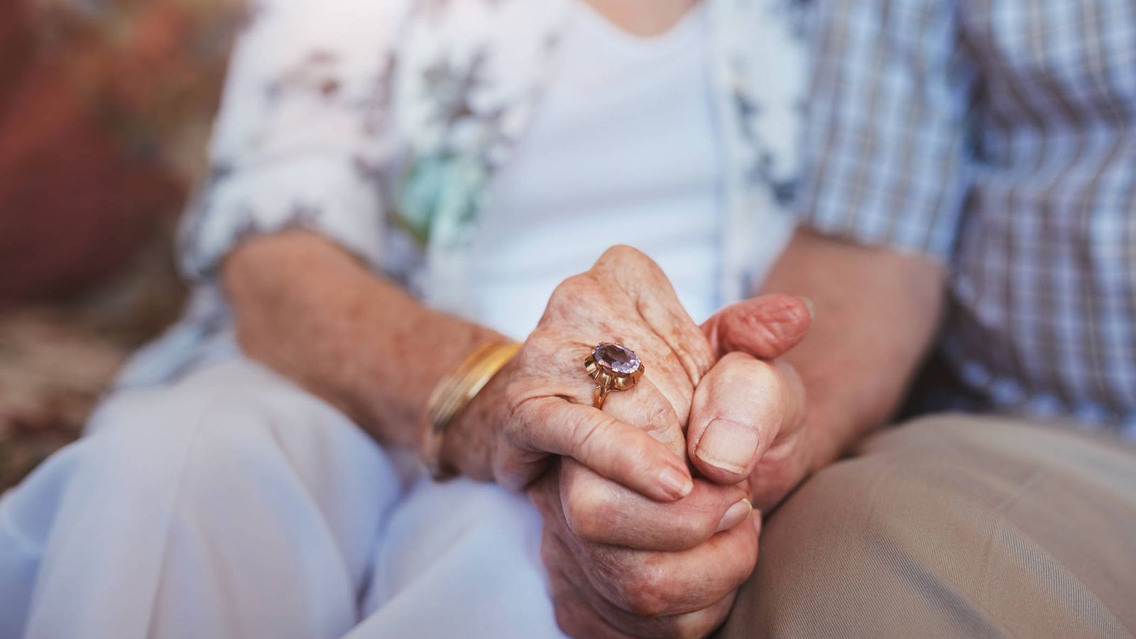 Foto: Una pareja de ancianos se da la mano. (iStock)
