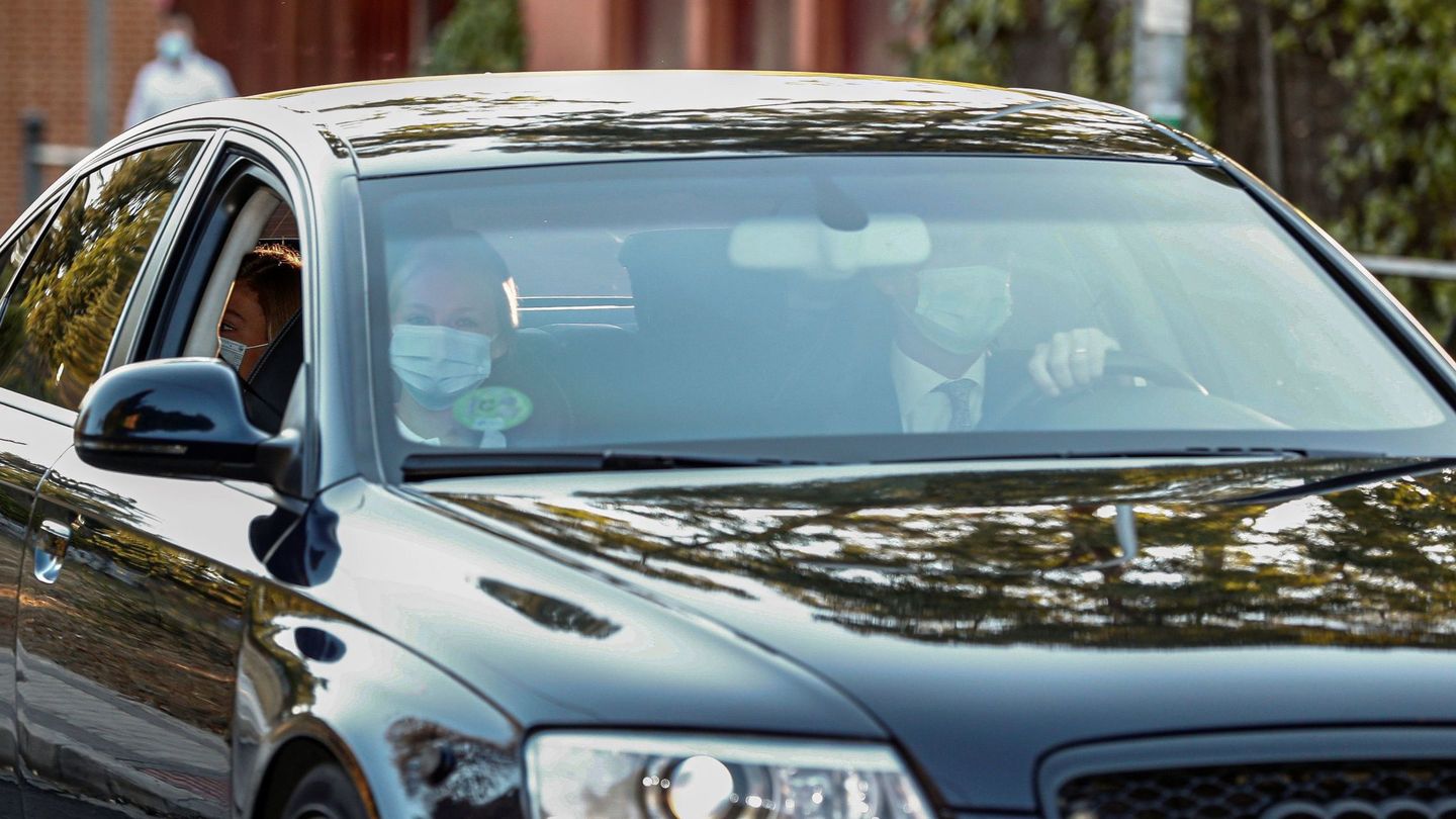 La princesa Leonor, en el interior del coche que conducía el rey Felipe VI, a su llegada al colegio el pasado miércoles. (EFE)