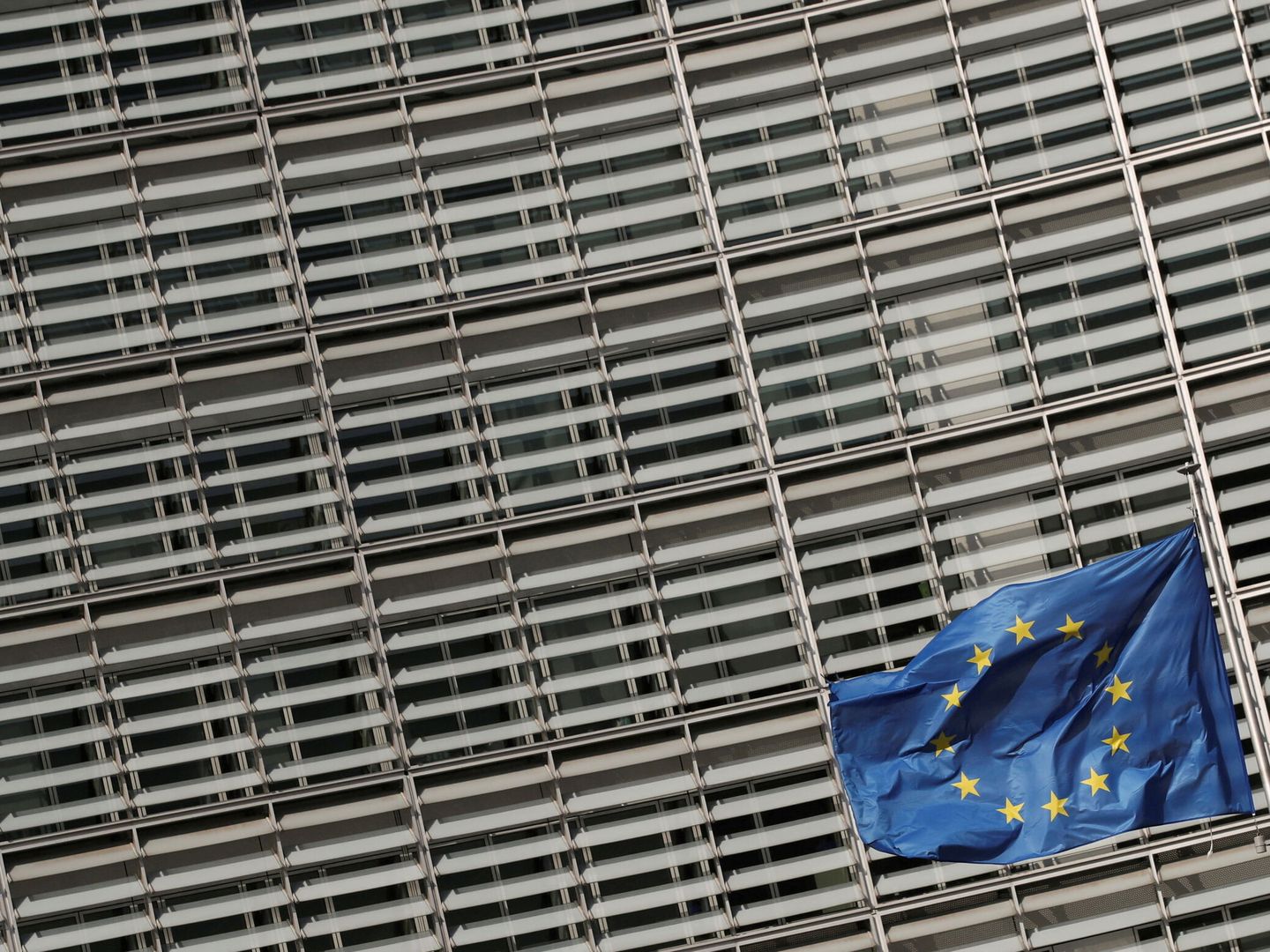 Bandera europea frente a la sede de la Comisión Europea en Bruselas. (Reuters)