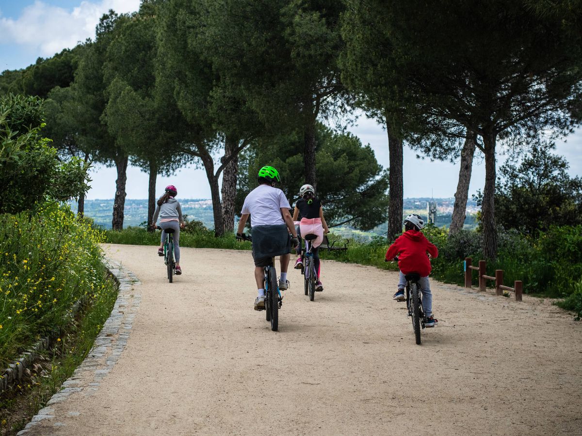 Foto: Una familia monta en bicicleta por la Dehesa de la Villa.