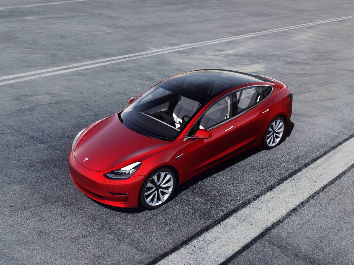 Foto: El Model 3, como el resto de coches eléctricos, se recargan con cable. (Tesla)