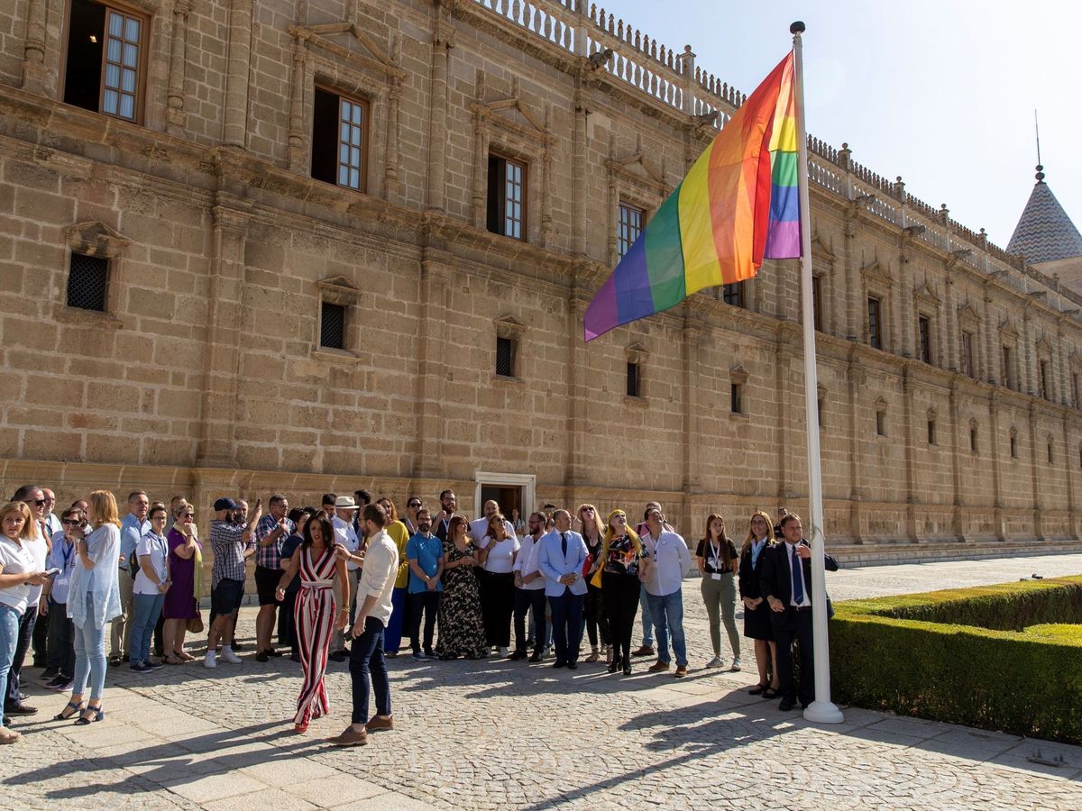 Foto: El Parlamento de Andalucía despliega la bandera LGBTI con motivo del Día Internacional del Orgullo. 