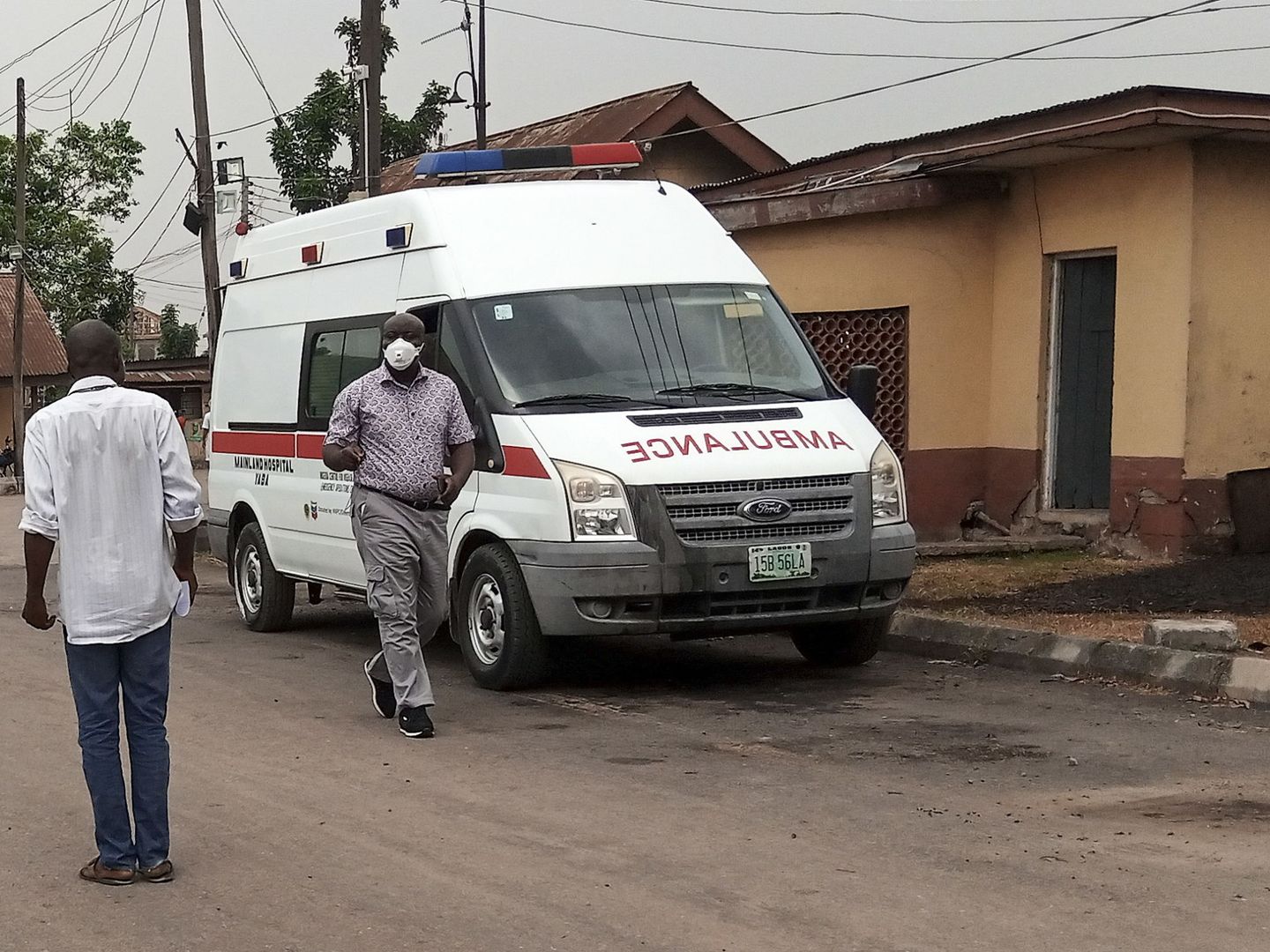 Un hombre camina junto al hospital de Yaba, donde está ingresado el primer caso de COVID-19 en África. (EFE)