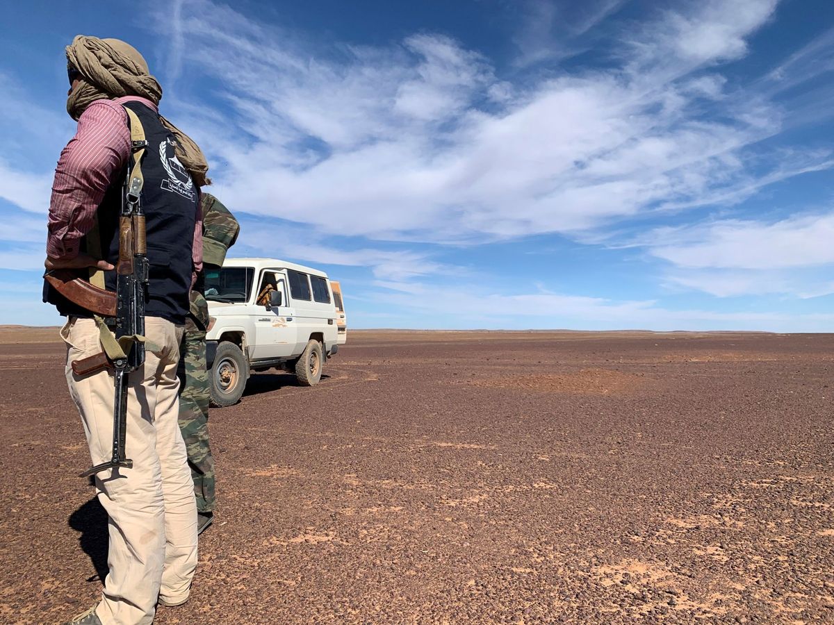 Foto: Soldados saharauis patrullan en las "zonas liberadas" del desierto próximas al muro de separación con Marruecos. (EFE)