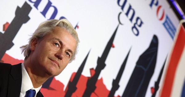 Foto: Geert Wilders escucha a un participante durante una rueda de prensa en Viena, en marzo de 2015 (Reuters)