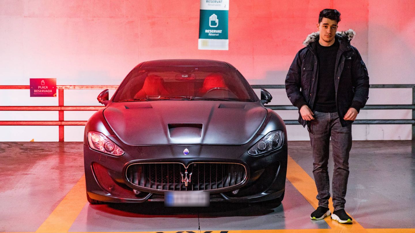 Domínguez con su Maserati en un parking público. (F. G.)