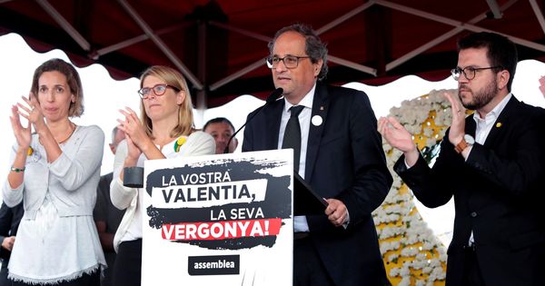 Foto: El presidente de la Generalitat, Quim Torra, acompañado por Elsa Artadi, y por el viceepresidente de su gobierno, Pere Aragonés, durante su intervención en la concentración independentista en Lledoners. (EFE)