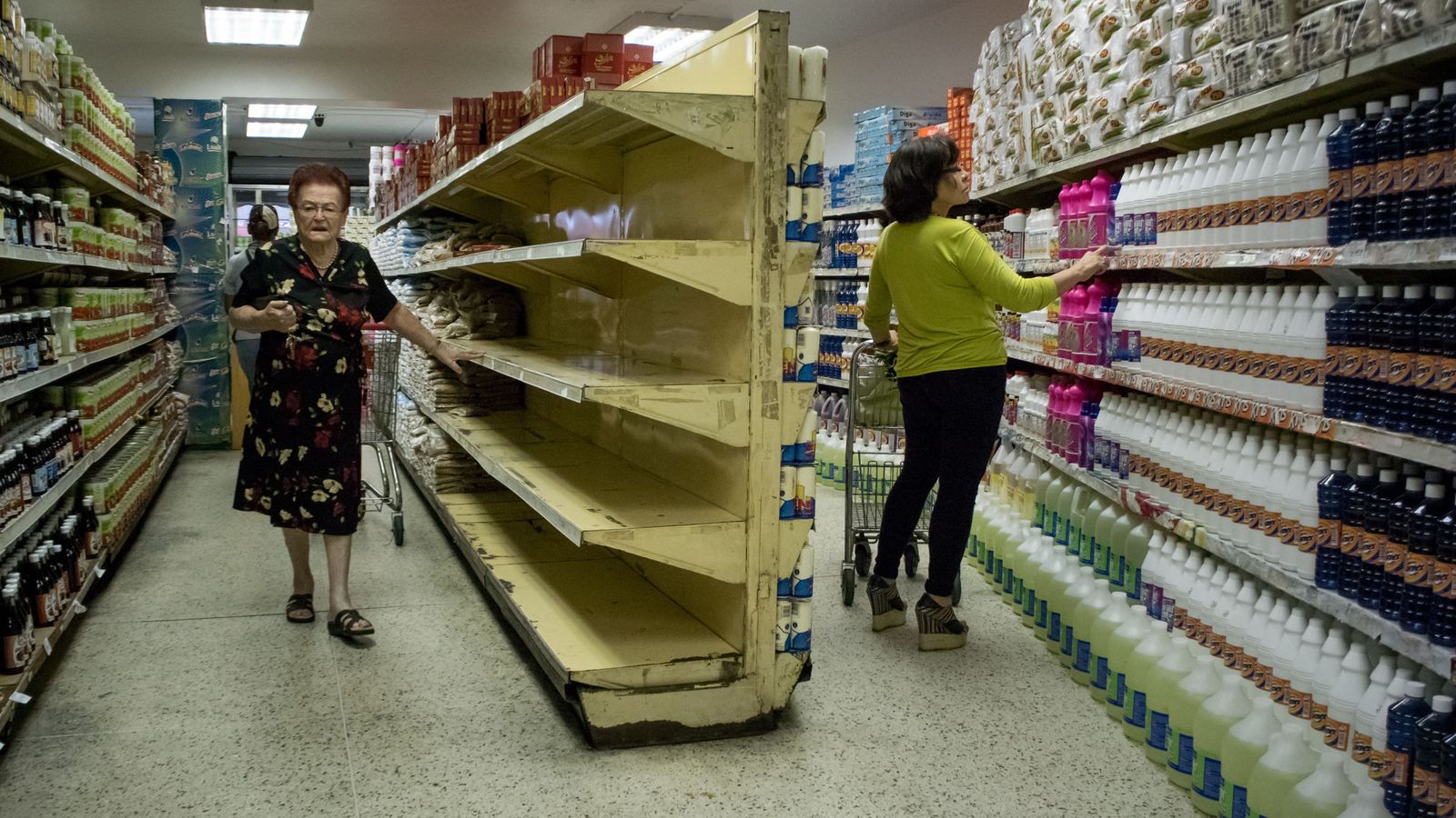 Foto: Los estantes de muchos supermercados están vacíos tras decretarse la "crisis alimentaria". (Efe) 