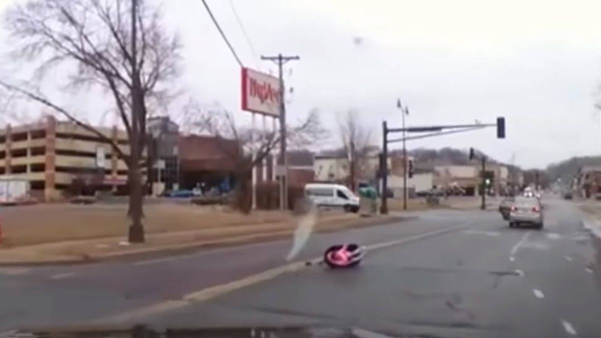 Una niña se cae del coche en marcha en su silla y su madre sigue conduciendo
