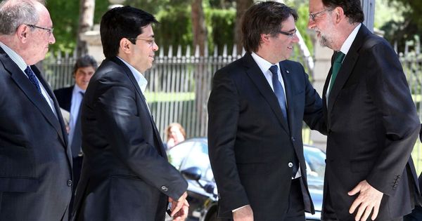 Foto:  El presidente del Gobierno, Mariano Rajoy (d), saluda al presidente de la Generalitat, Carles Puigdemont. (EFE)