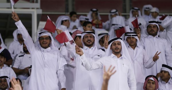 Foto: Cataríes acuden a ver un partido de fútbol en Qatar. (Reuters)