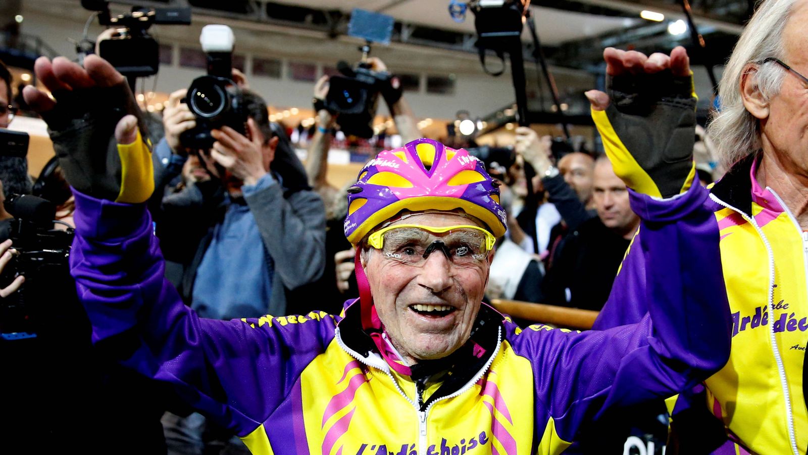 Foto: La felicidad de Robert Marchand tras establecer el récord (Jacky Naegelen/Reuters).