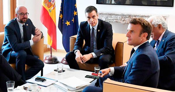 Foto: Pedro Sánchez, junto a Macron, este martes. (EFE)