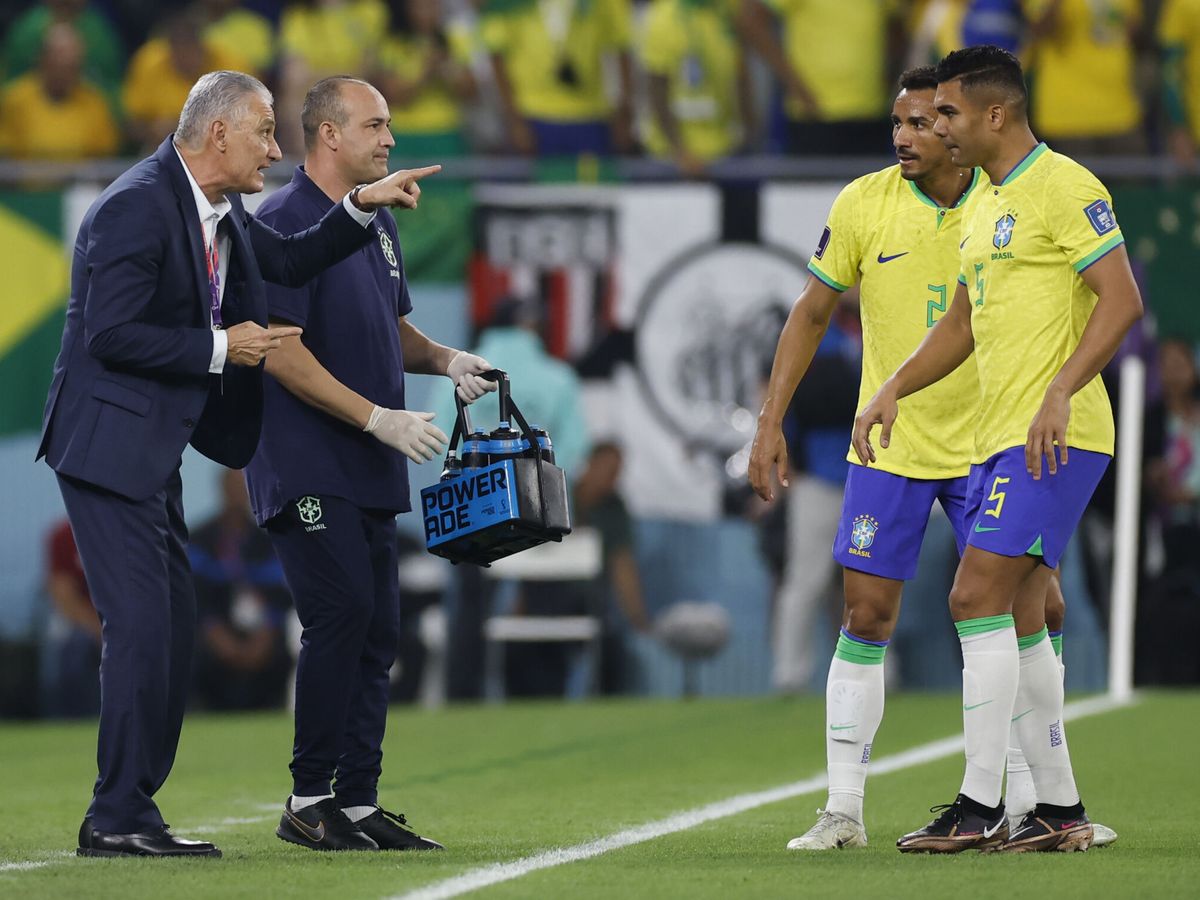 Foto: El seleccionador de Brasil, ‘Tite’, habla con Casemiro en el partido ante Corea del Sur en el Mundial 2022. (EFE/Alberto Estevez).