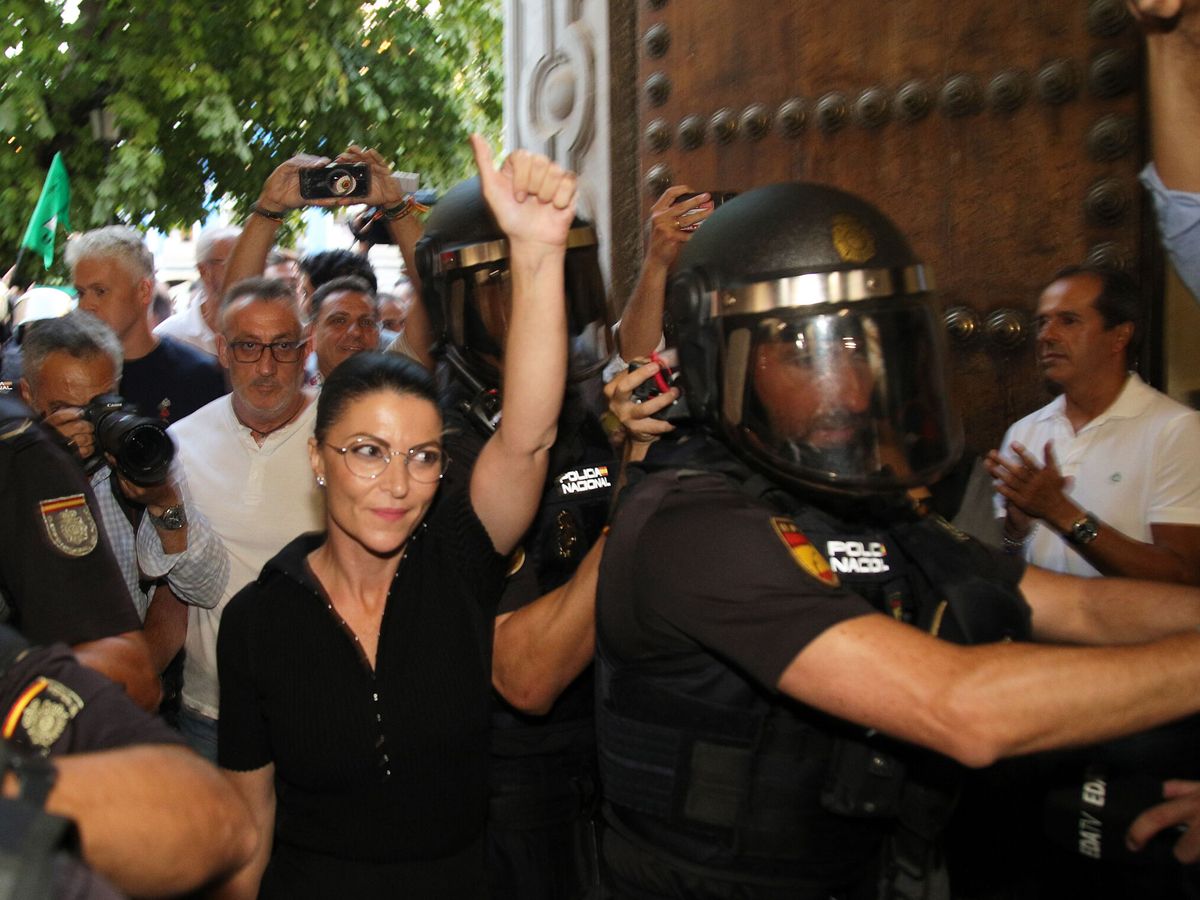 Foto: La expolítica Macarena Olona (c) intenta acceder a un acto en la Facultad de Derecho de Granada. (EFE/Pepe Torres)