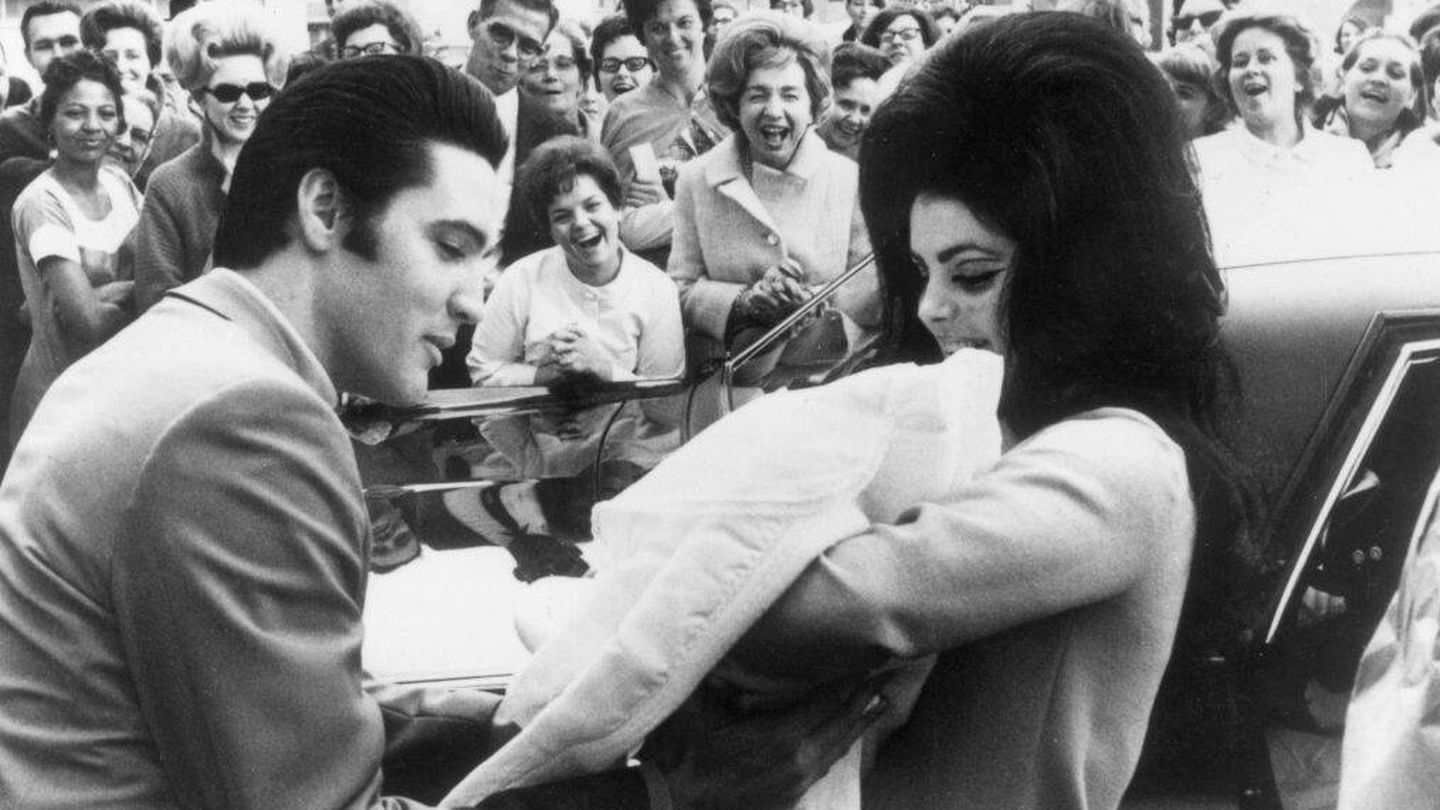 Una recién nacida Lisa Marie, en brazos de Elvis y Priscilla. (Getty)