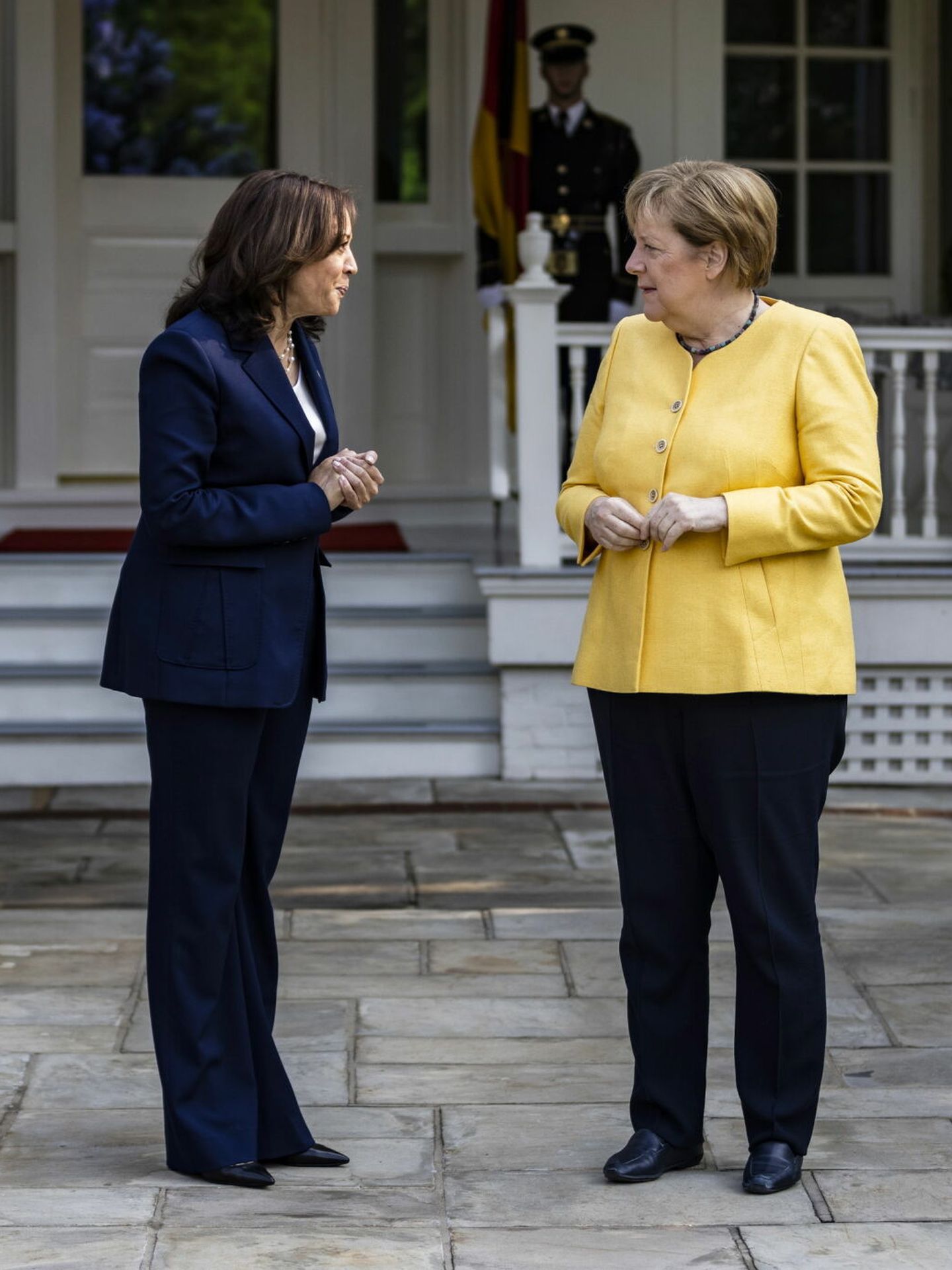 Kamala Harris da la bienvenida a Angela Merkel para un desayuno de trabajo. (EFE)
