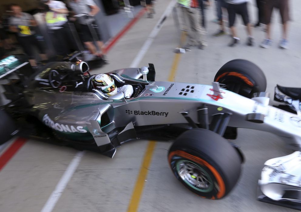 Foto: Hamilton sale del box de Mercedes durante el Gran Premio de Gran Bretaña. (Reuters)
