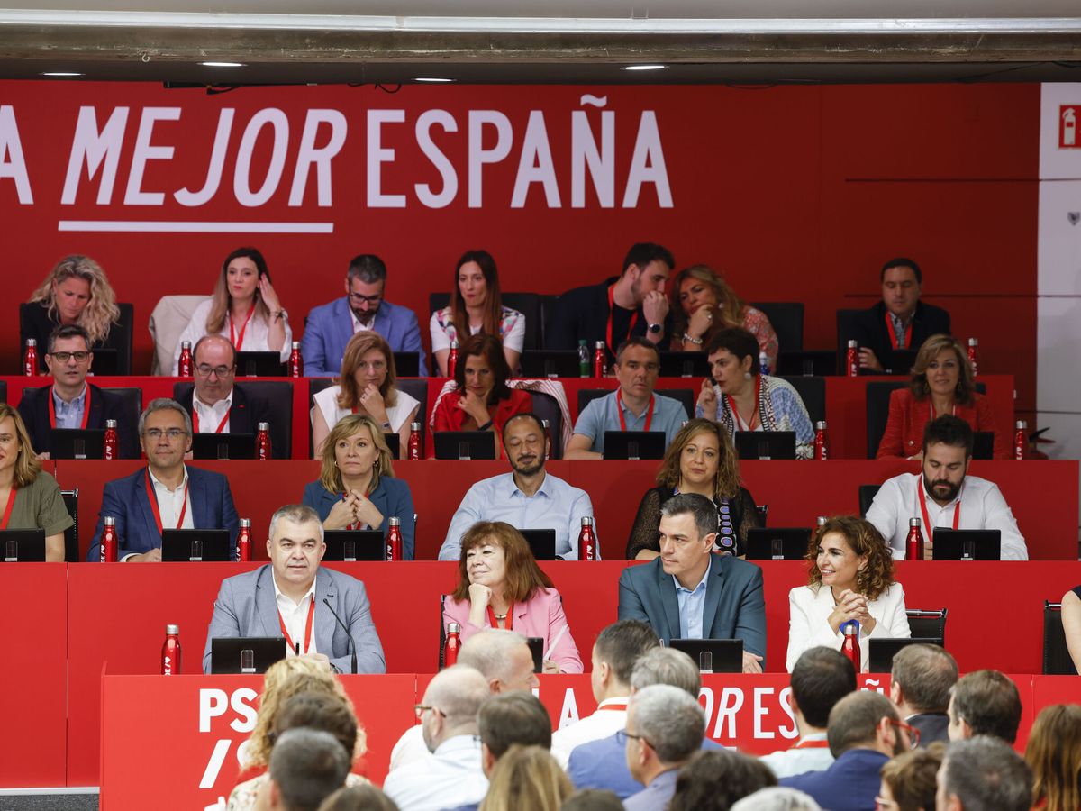Foto: El presidente del Gobierno y líder del PSOE, Pedro Sánchez, junto a parte de la ejecutiva socialista durante el Comité Federal. (EFE/J. J. Guillén)