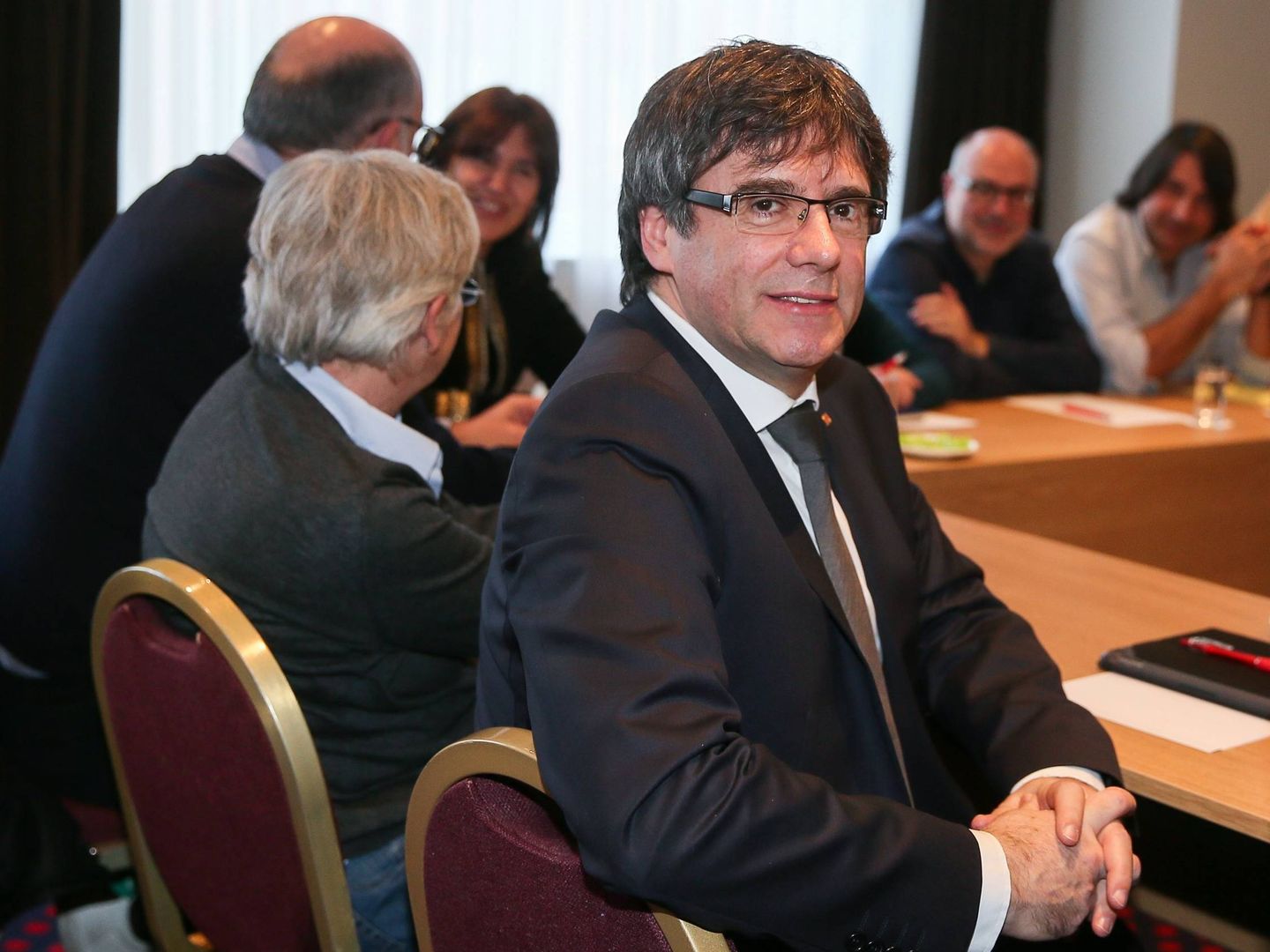 Carles Puigdemont, durante una reunión en el hotel President con diputados de JxCAT. (EFE)