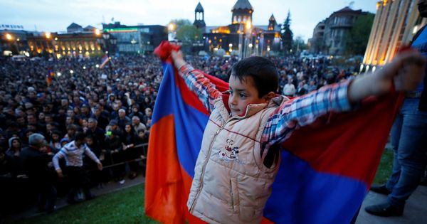 Foto: Un niño sostiene una bandera armenia durante un mitin de la oposición en Gyumri, la segunda ciudad del país, el 27 de abril de 2018. (Reuters)