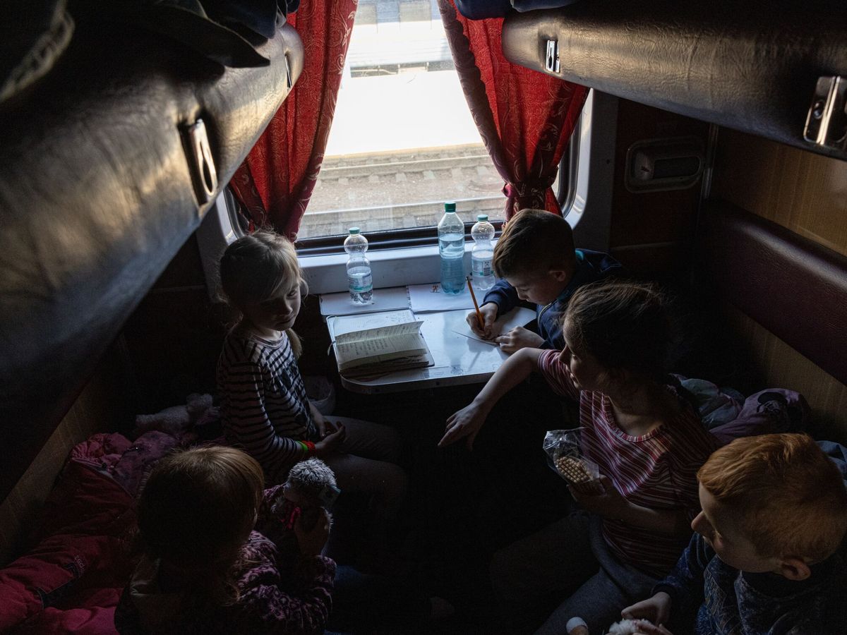 Foto: Evacuación de niños en Zaporiyia (Ucrania). (EFE/Roman Pilipey)